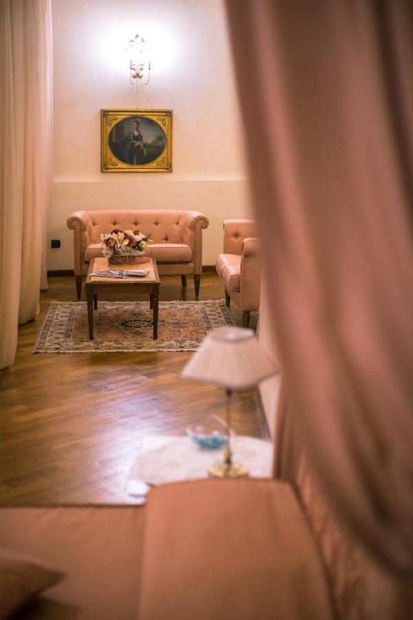 Palazzo Finati Bed & Breakfast Alba  Dış mekan fotoğraf