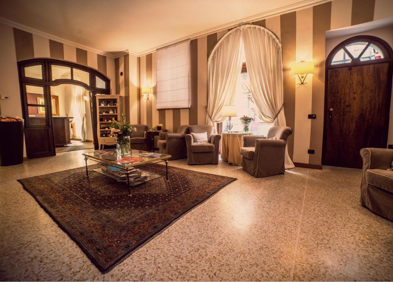 Palazzo Finati Bed & Breakfast Alba  Dış mekan fotoğraf