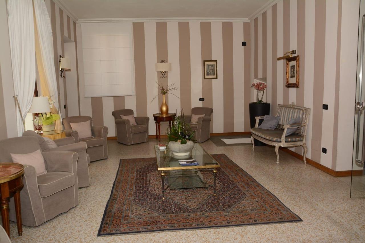 Palazzo Finati Bed & Breakfast Alba  Dış mekan fotoğraf