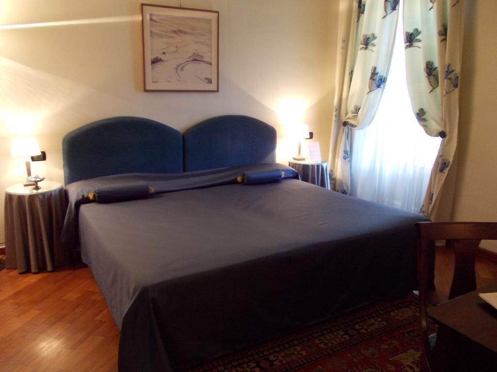 Palazzo Finati Bed & Breakfast Alba  Oda fotoğraf