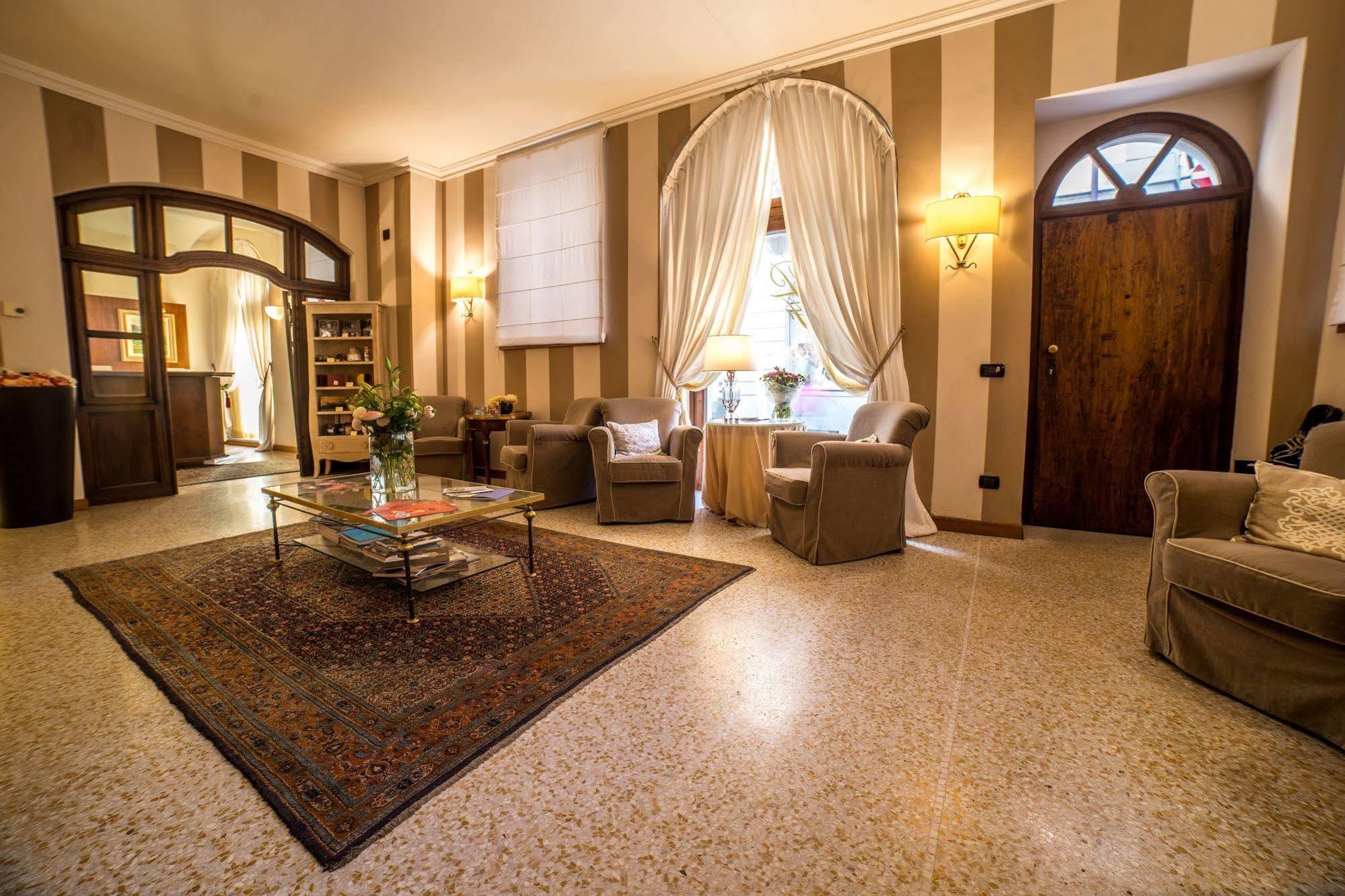 Palazzo Finati Bed & Breakfast Alba  Dış mekan fotoğraf