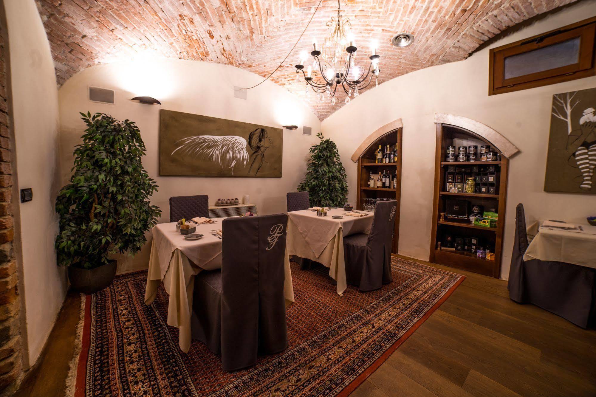 Palazzo Finati Bed & Breakfast Alba  Dış mekan fotoğraf